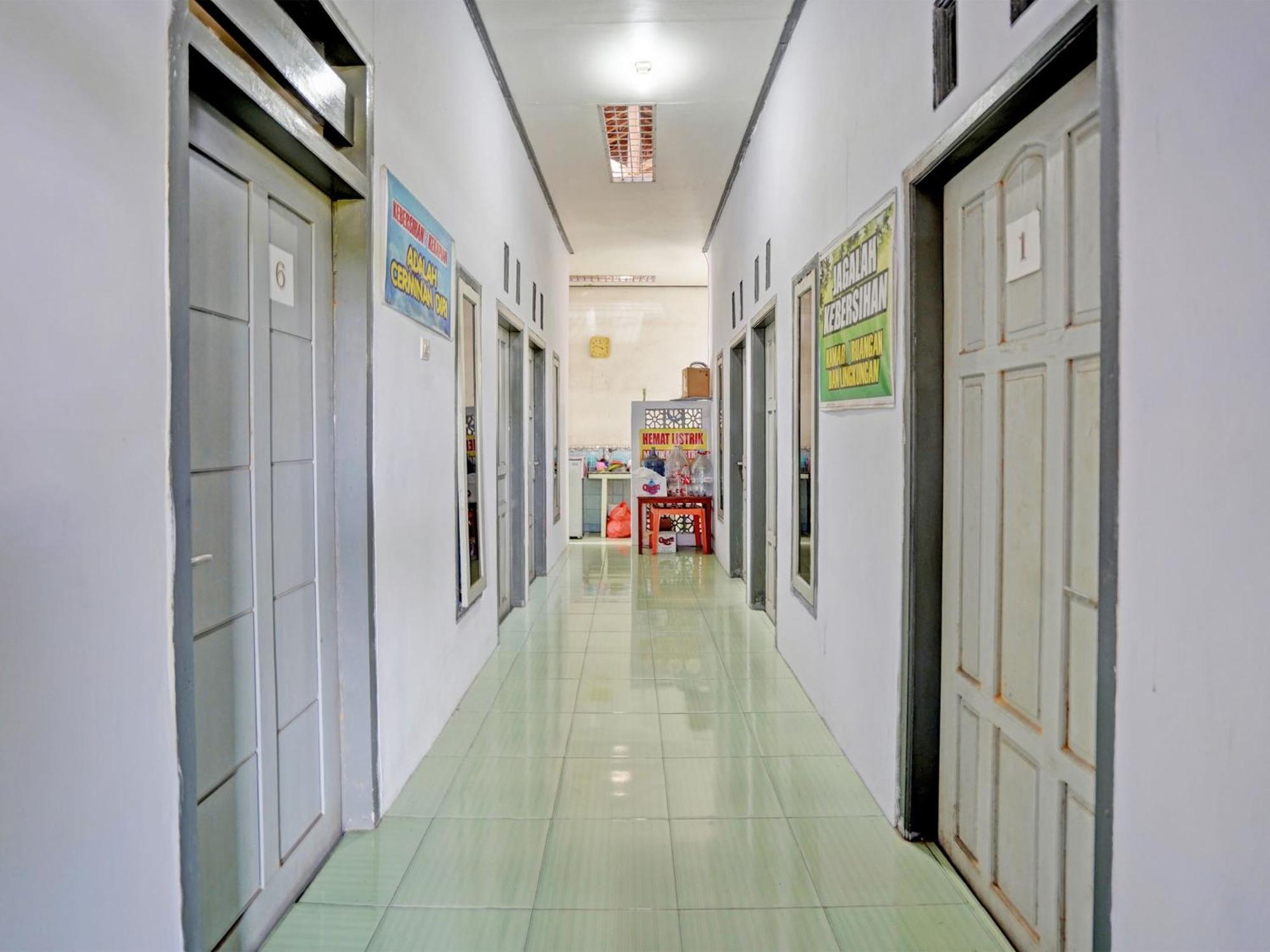 Oyo Life 92937 Kost Putri Sarkara Syariah Hotel Banyuwangi  Ngoại thất bức ảnh