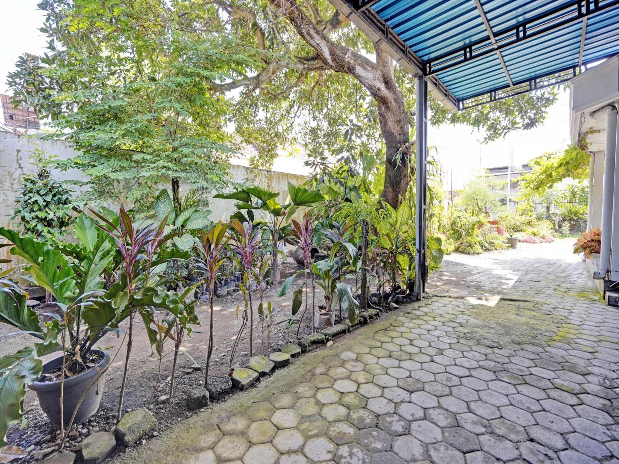 Oyo Life 92937 Kost Putri Sarkara Syariah Hotel Banyuwangi  Ngoại thất bức ảnh