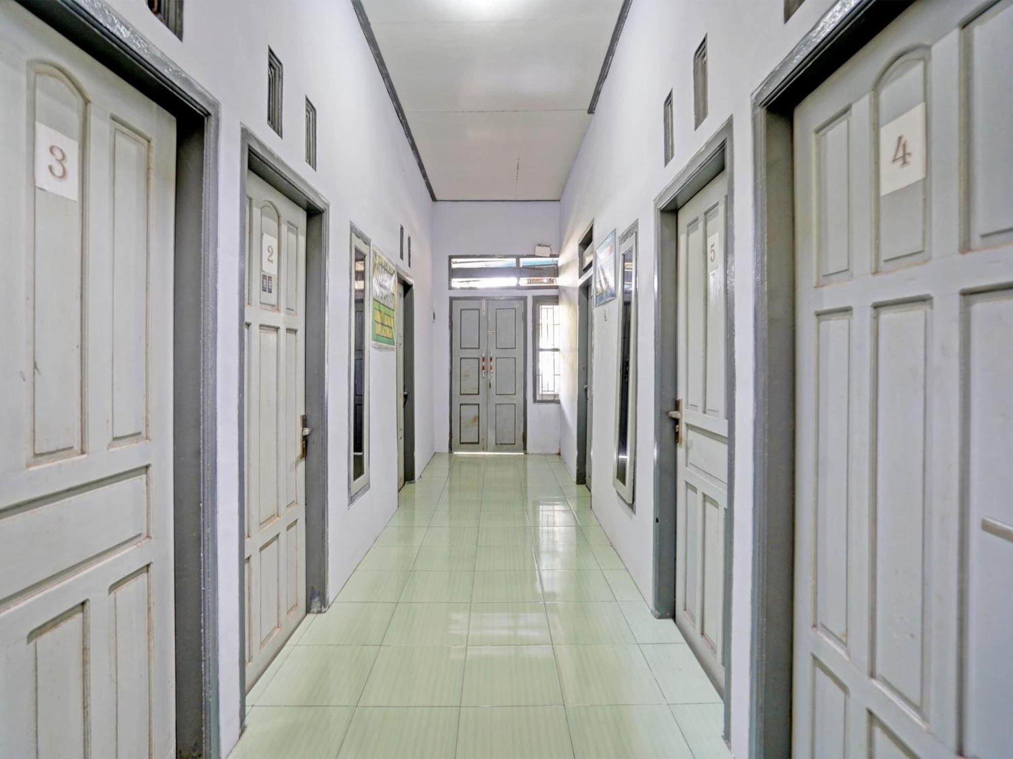 Oyo Life 92937 Kost Putri Sarkara Syariah Hotel Banyuwangi  Ngoại thất bức ảnh