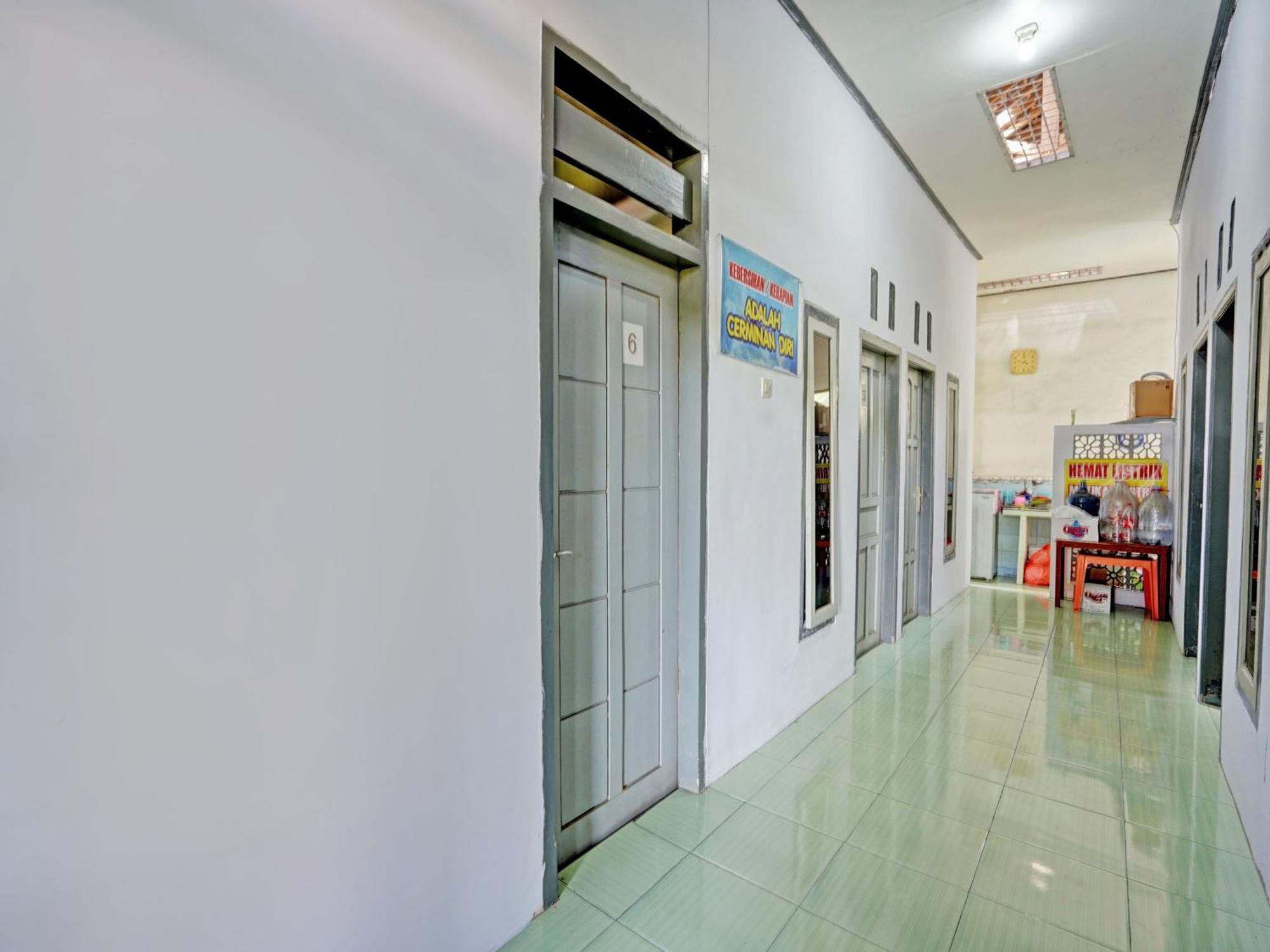 Oyo Life 92937 Kost Putri Sarkara Syariah Hotel Banyuwangi  Ngoại thất bức ảnh