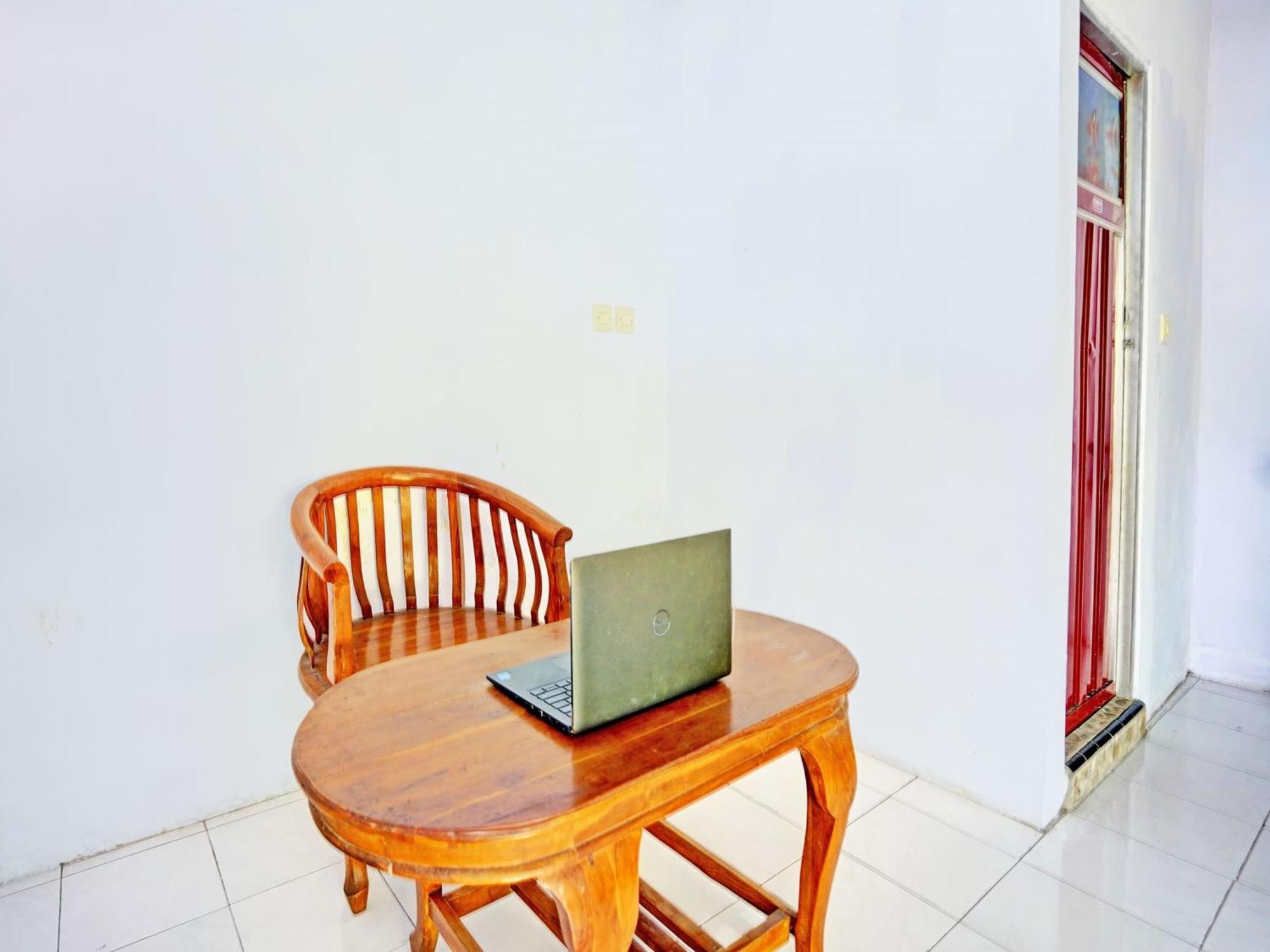 Oyo Life 92937 Kost Putri Sarkara Syariah Hotel Banyuwangi  Ngoại thất bức ảnh