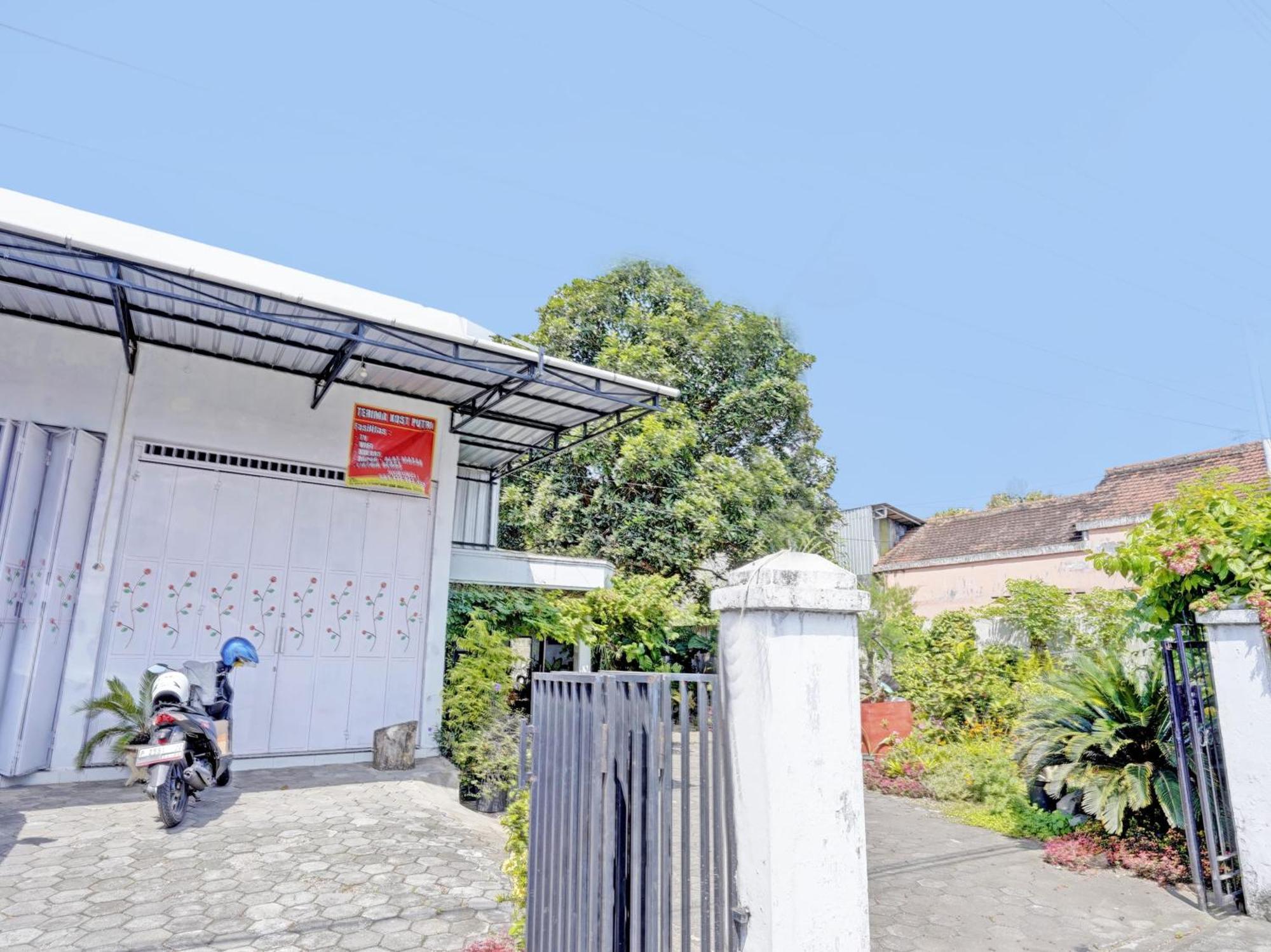 Oyo Life 92937 Kost Putri Sarkara Syariah Hotel Banyuwangi  Ngoại thất bức ảnh