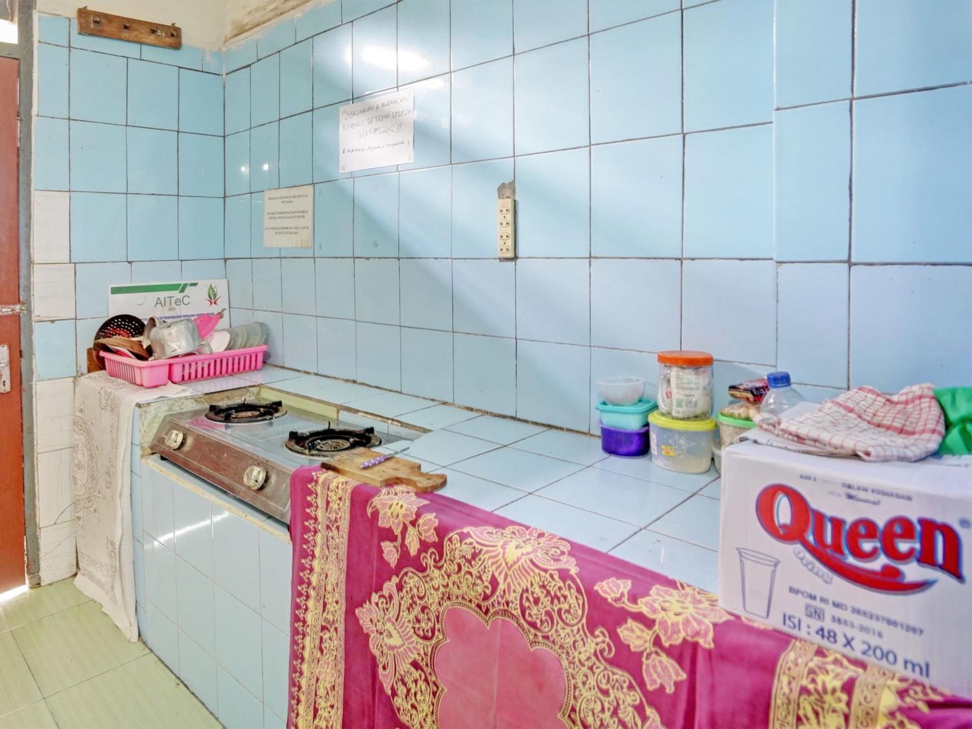 Oyo Life 92937 Kost Putri Sarkara Syariah Hotel Banyuwangi  Ngoại thất bức ảnh