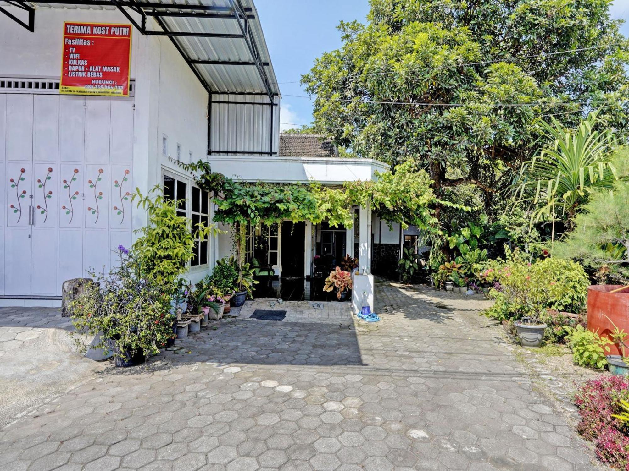 Oyo Life 92937 Kost Putri Sarkara Syariah Hotel Banyuwangi  Ngoại thất bức ảnh