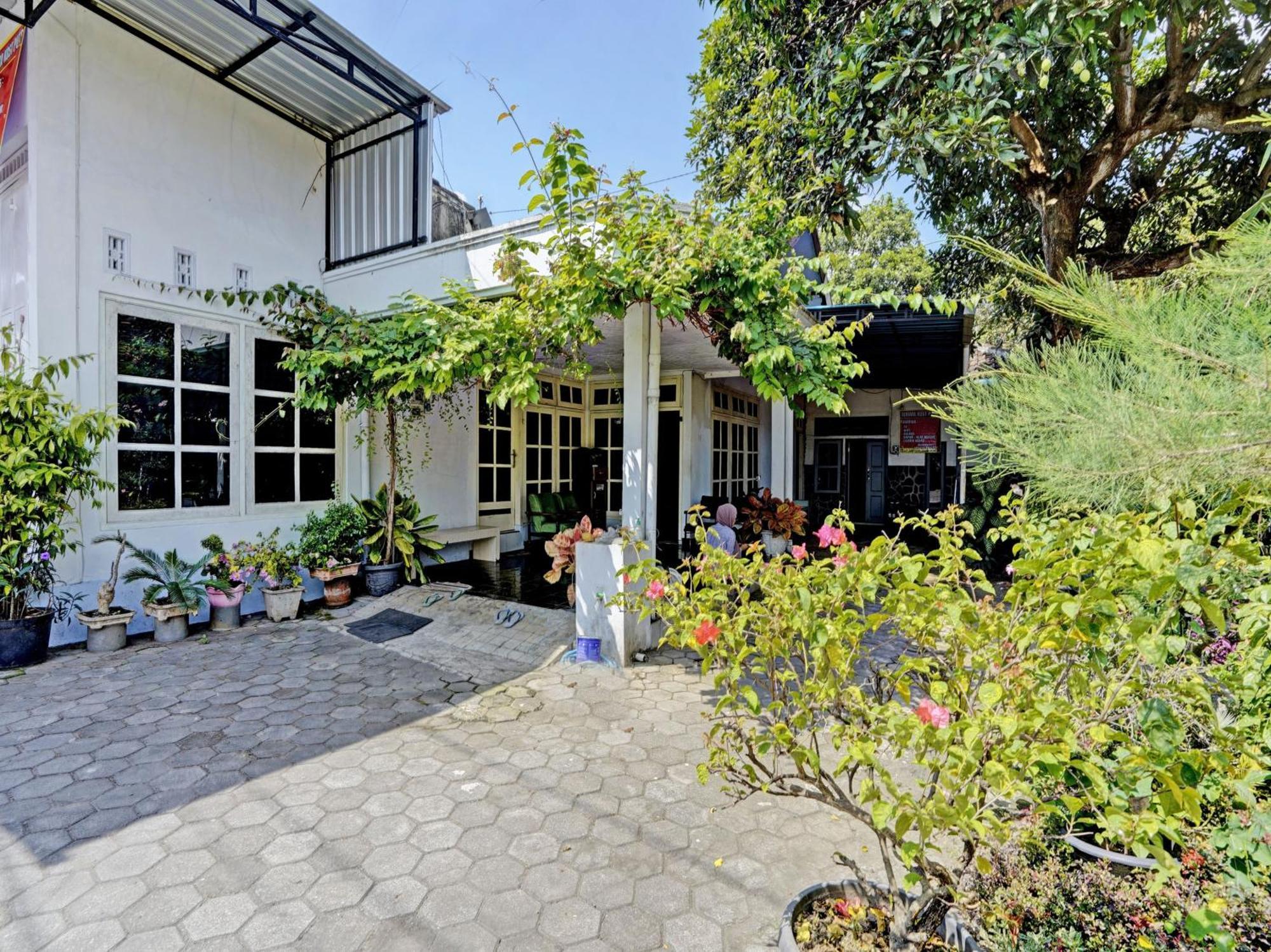 Oyo Life 92937 Kost Putri Sarkara Syariah Hotel Banyuwangi  Ngoại thất bức ảnh