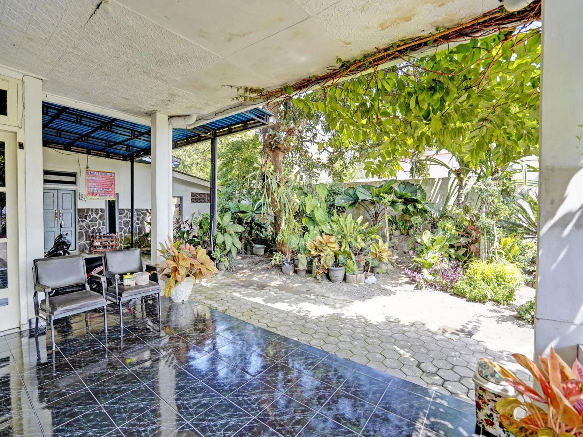 Oyo Life 92937 Kost Putri Sarkara Syariah Hotel Banyuwangi  Ngoại thất bức ảnh