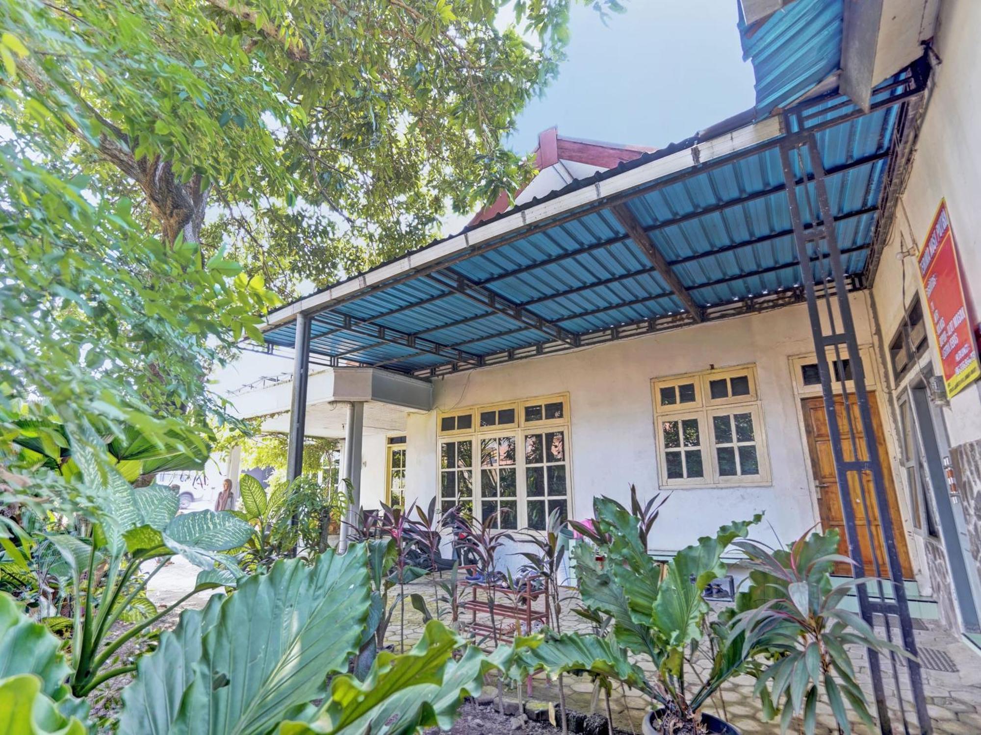 Oyo Life 92937 Kost Putri Sarkara Syariah Hotel Banyuwangi  Ngoại thất bức ảnh