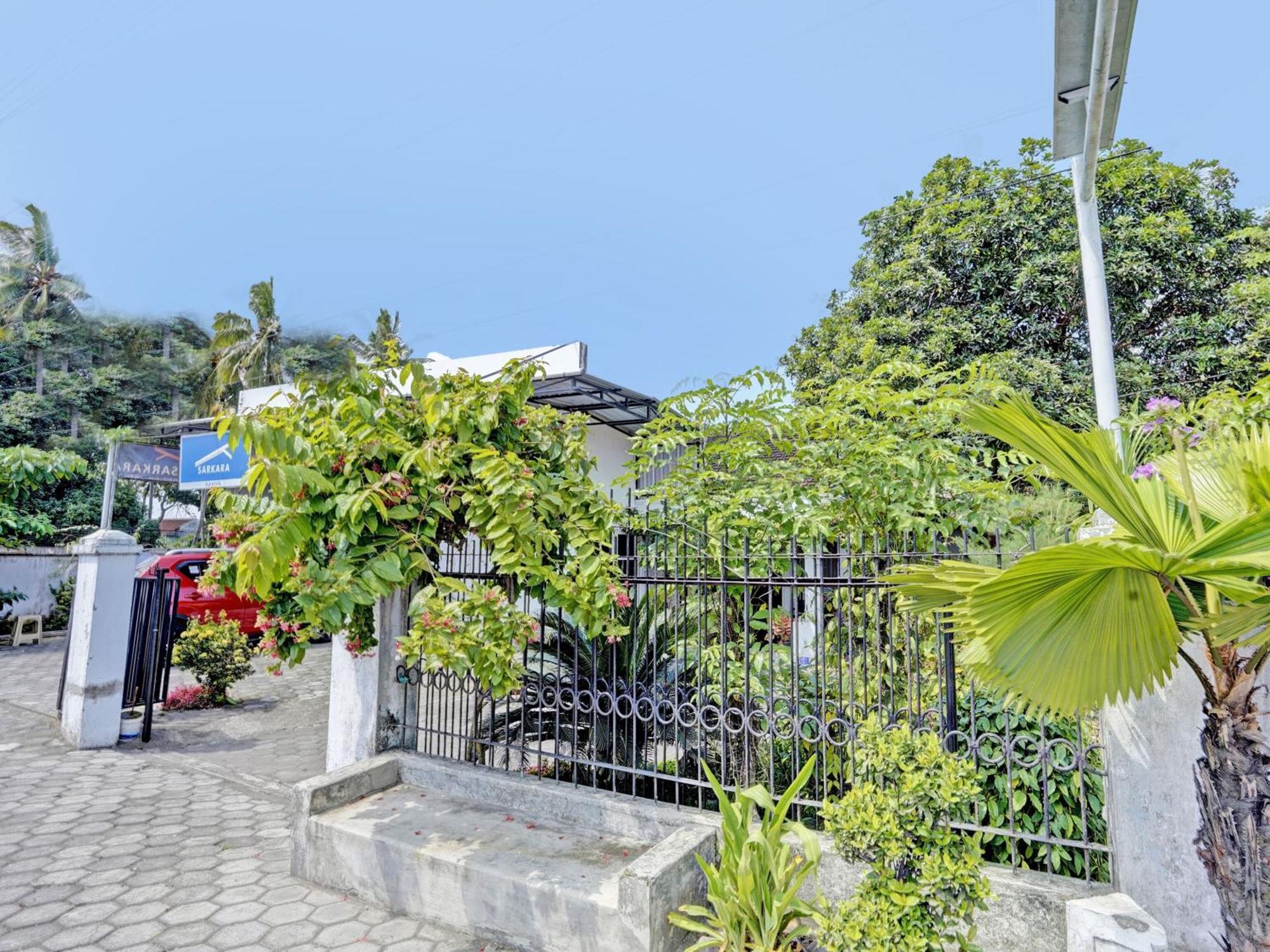 Oyo Life 92937 Kost Putri Sarkara Syariah Hotel Banyuwangi  Ngoại thất bức ảnh