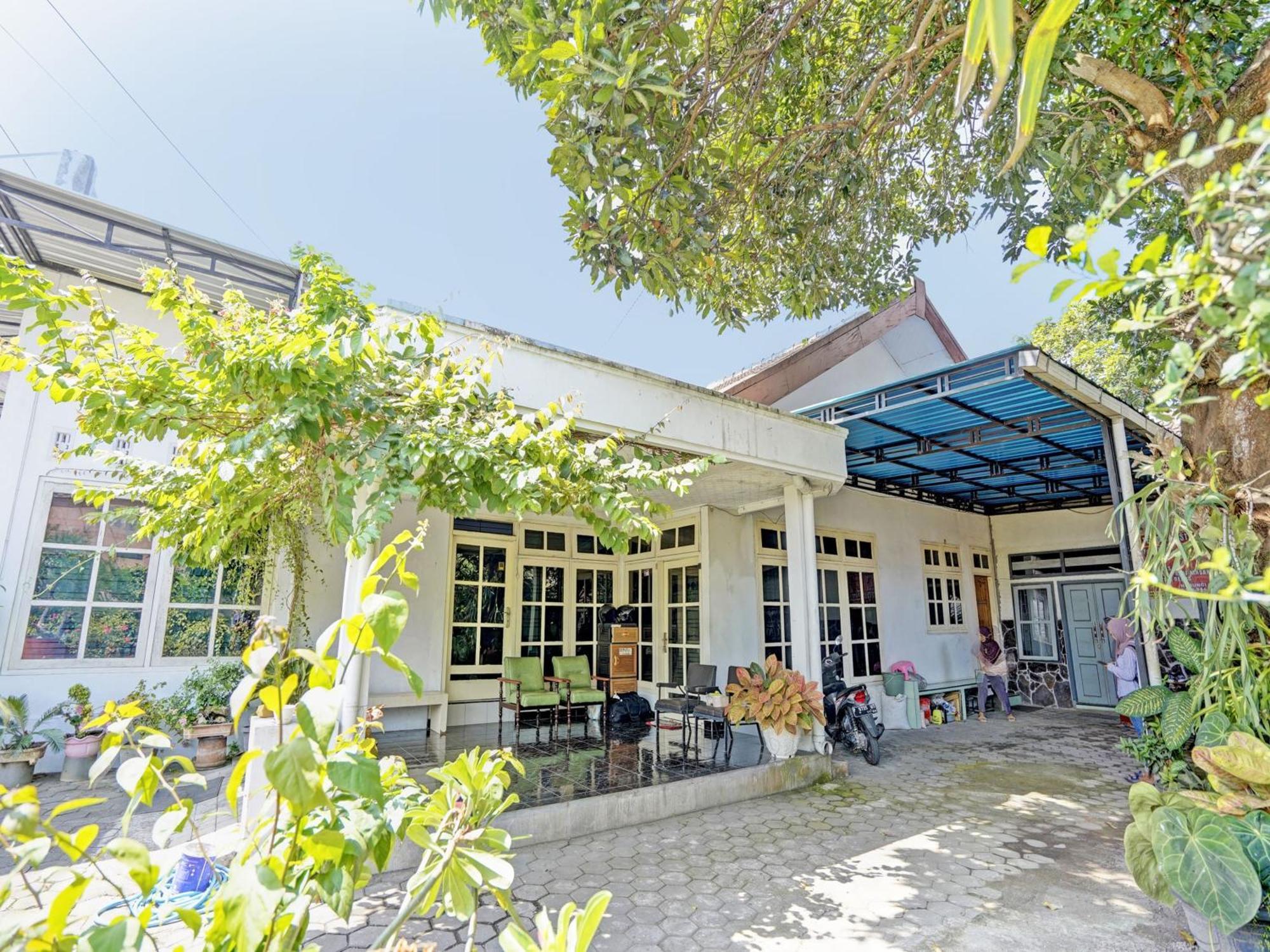 Oyo Life 92937 Kost Putri Sarkara Syariah Hotel Banyuwangi  Ngoại thất bức ảnh